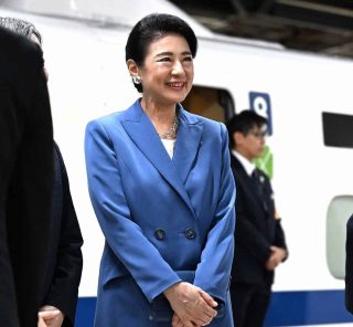 雅子さま【祝・62歳】ブルーに宿る品格。2025年の装いを読み解く