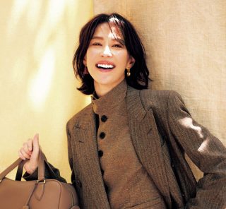 【人気コーデランキング】40代の“ベーシックカラーで華やぎたい！”に応える注目コーデTOP4