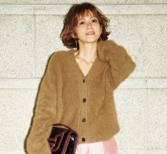 【ふんわりカーデ×ツヤハーフパンツ】素材とカラーでワンツーでも甘く華やぐ