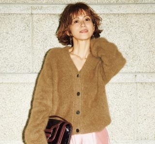 【ふんわりカーデ×ツヤハーフパンツ】素材とカラーでワンツーでも甘く華やぐ
