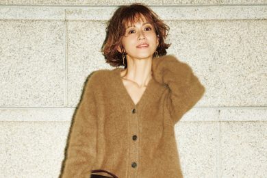 【ふんわりカーデ×ツヤハーフパンツ】素材とカラーでワンツーでも甘く華やぐ