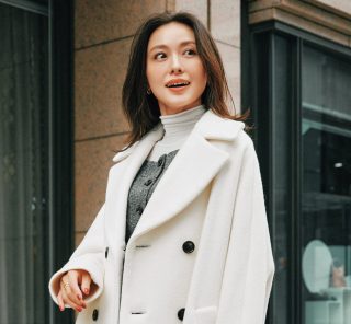 白多めの【通勤モノトーンコーデ】にサブバッグで可愛さをトッピング