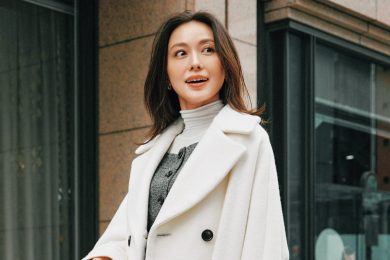 白多めの【通勤モノトーンコーデ】にサブバッグで可愛さをトッピング