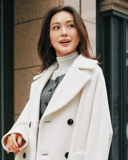 白多めの【通勤モノトーンコーデ】にサブバッグで可愛さをトッピング