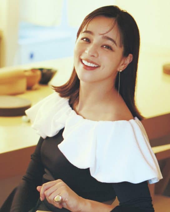 顔周り華やぐ【上品肌見せトップス】でご褒美お寿司をスペシャルに