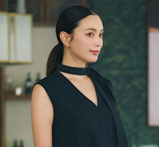 【特別な日の黒ワンピース】は極上素材×シルエットで自然と背筋が伸びる一枚を