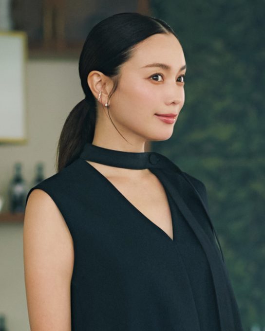 【特別な日の黒ワンピース】は極上素材×シルエットで自然と背筋が伸びる一枚を