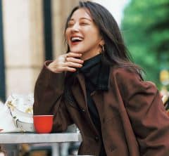 【レザーカラージャケット×フェザースカート】テイストギャップで甘さも許容範囲に