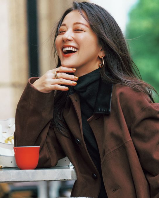 【レザーカラージャケット×フェザースカート】テイストギャップで甘さも許容範囲に