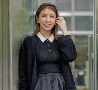 リボンがポイント！レディな【甘黒コーデ】で家族とクリスマス