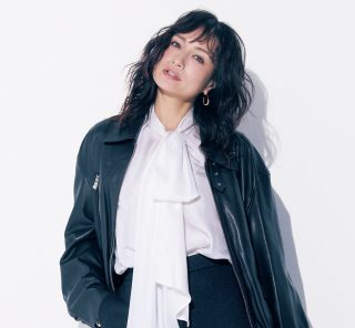 仕事納めはワンツーでもサマになる【タイブラウス×ワイドパンツ】で！