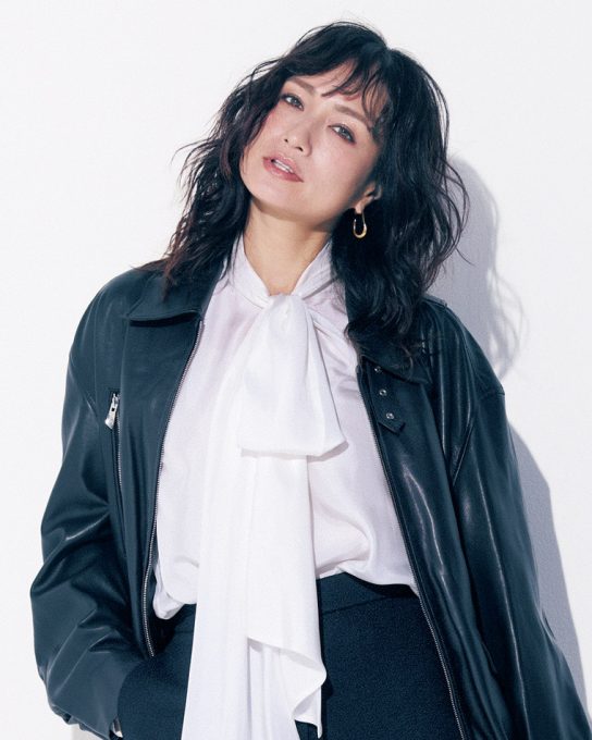 仕事納めはワンツーでもサマになる【タイブラウス×ワイドパンツ】で！