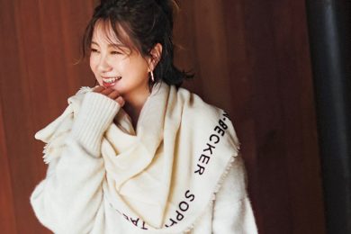 【丸くなった肩、お肉がつきやすい顔】40代の体型悩みには「巻き物オシャレ」が有効！