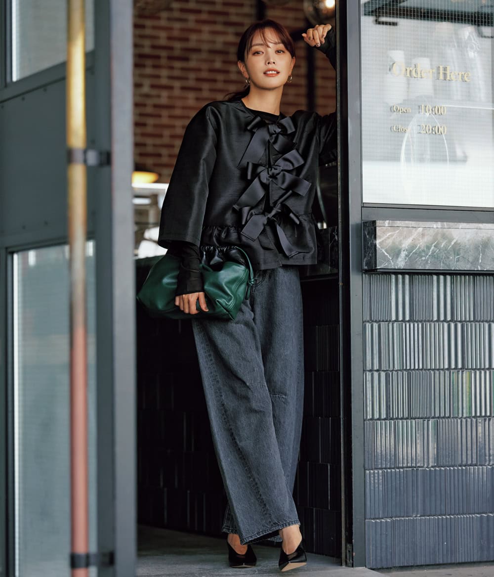 蛯原友里 リボンブラウス ブラックデニム コーディネート