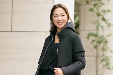 冬のマンネリを脱する40代の【今どきパンツ】とは？「黒ダウンコーデ」が垢抜ける〈4選〉