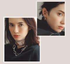 【黒コーデ×ジュエリー】シーン別にどう盛る？40代の最適な合わせ方