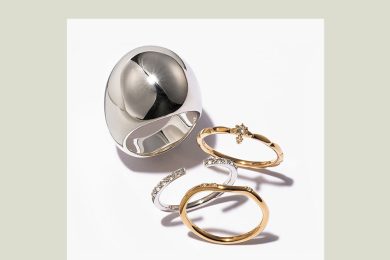 【2万円台〜】地味見え黒コーデもあか抜ける。40代の「普段使いジュエリー」８選