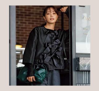 「女友達にほめられる」目線で選ぶ！40代的【今っぽ黒トップス】