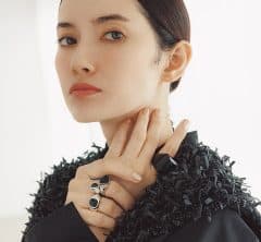 【40代のジュエリーづかい】“まっ黒コーデ”に上品に映えるデザインは？