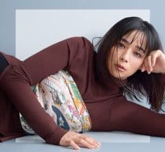 【エルメスのスカーフ】 コーデ3選。巻くより「着る」がカジュアル派の新定番