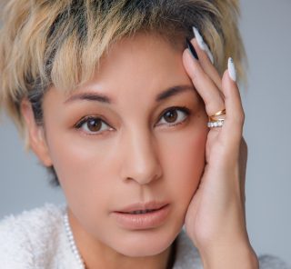 梅宮アンナさん、蛍光色のマスクや服で通院「引かれるけど病院の中も自分の気持ちも明るくしたくて」