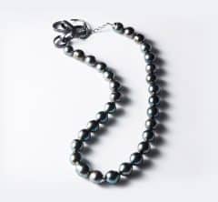 【大草直子さんの推し】これぞ一生もの。年中どんなコーデにも合う「黒のパールネックレス」