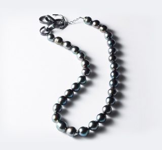 【大草直子さんの推し】これぞ一生もの。年中どんなコーデにも合う「黒のパールネックレス」