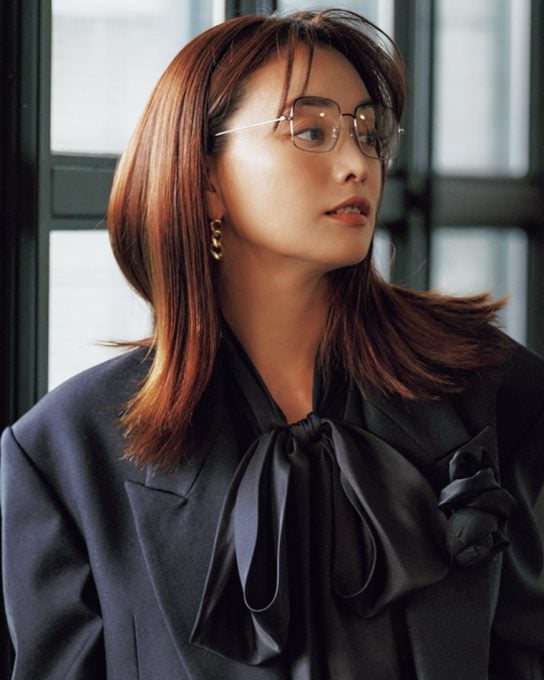 【40代のお仕事コーデ】ほぼ黒×光沢ジャケットで芯があるのにしなやか