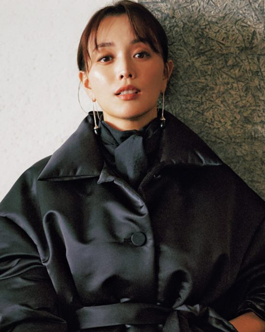 ダウンなのにオシャレ！シルエットで魅せる【甘×マニッシュな黒コーデ】で夫婦ディナーへ