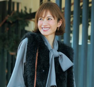 【グレーのとろみリボンブラウス】でお仕事シーンの黒も軽やかに華やぐ