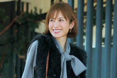 【グレーのとろみリボンブラウス】でお仕事シーンの黒も軽やかに華やぐ