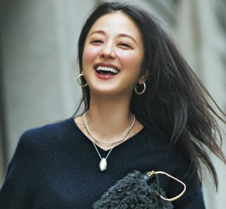 ストール1枚で脱・無難！コーデにメリハリを生む【腰巻きレイヤード】