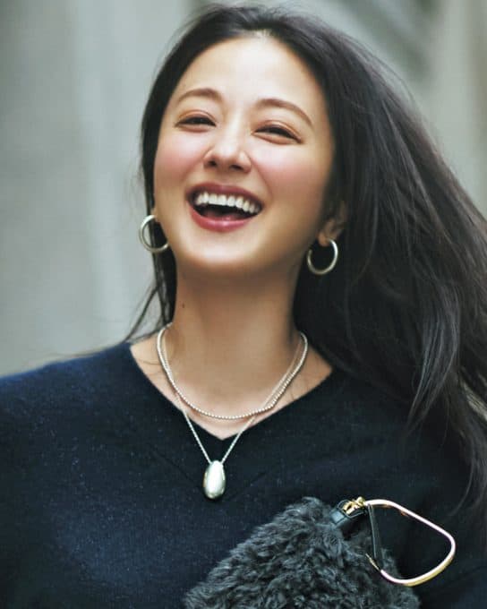 ストール1枚で脱・無難！コーデにメリハリを生む【腰巻きレイヤード】