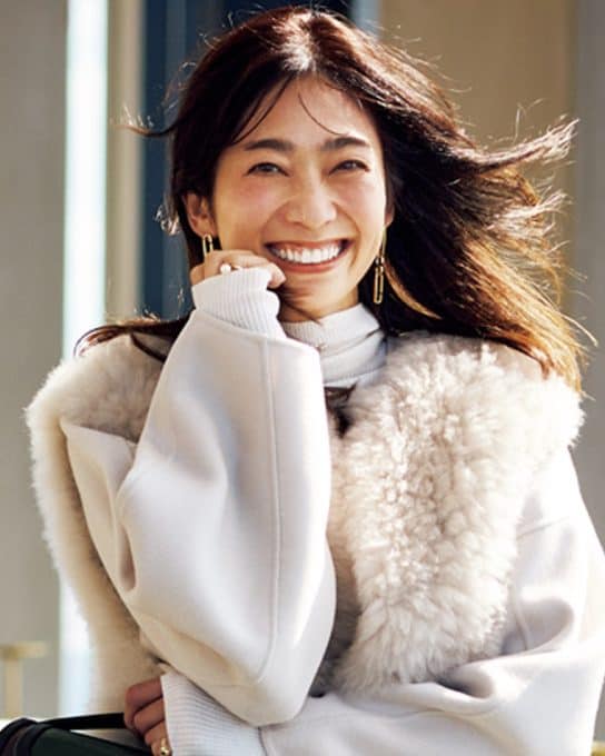 “普段は黒派”こそオシャレしたい日の【あざと可愛い白コーデ】が効く！