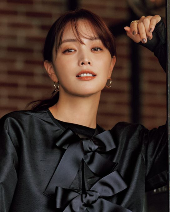 甘ゴコロを満たす【リボンブラウス】はデニム×黒コーデで大人に着地