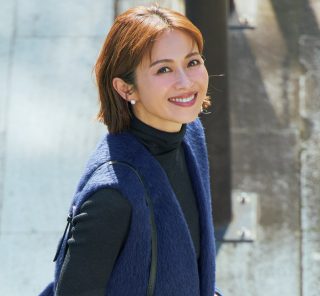 華やか黒チュールスカートに【ネイビージレ】を合わせて大人の落ち着きを