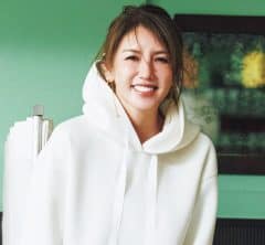 ポカポカ陽気に誘われて大人可愛い【パール付きフーディ】でお出かけ