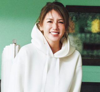 ポカポカ陽気に誘われて大人可愛い【パール付きフーディ】でお出かけ