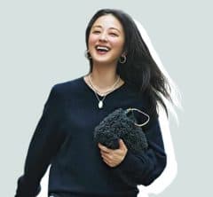 流行中の「腰巻きレイヤード」、40代は何を巻く？ 黒コーデがあか抜ける成功例〈３選〉