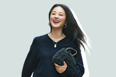 流行中の「腰巻きレイヤード」、40代は何を巻く？ 黒コーデがあか抜ける成功例〈３選〉