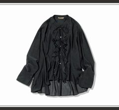 冬の「黒コーデ」に飽きてきた40代に。上品に華やぐ「大人フリル」投入が大正解！