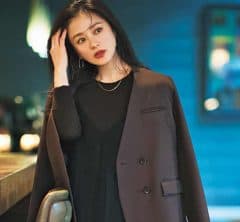 黒パンツに重ねるだけ。40代の地味コーデが垢抜ける【レイヤードアイテム】３選