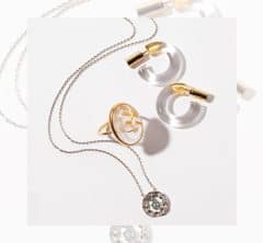 40代の黒コーデは「今どきジュエリー」で盛る！上品な“透け感”が最旬