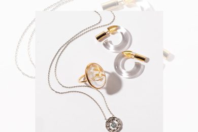 40代の黒コーデは「今どきジュエリー」で盛る！上品な“透け感”が最旬