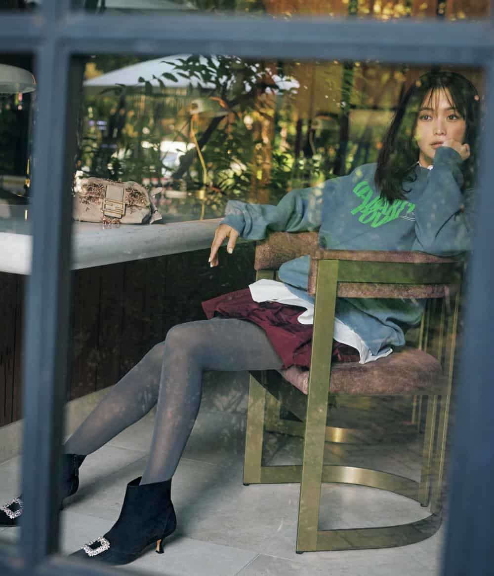 蛯原友里 スウェット ミニスカート マノロブラニクェット ミニスカート マノロブラニク ブーツ コーデ