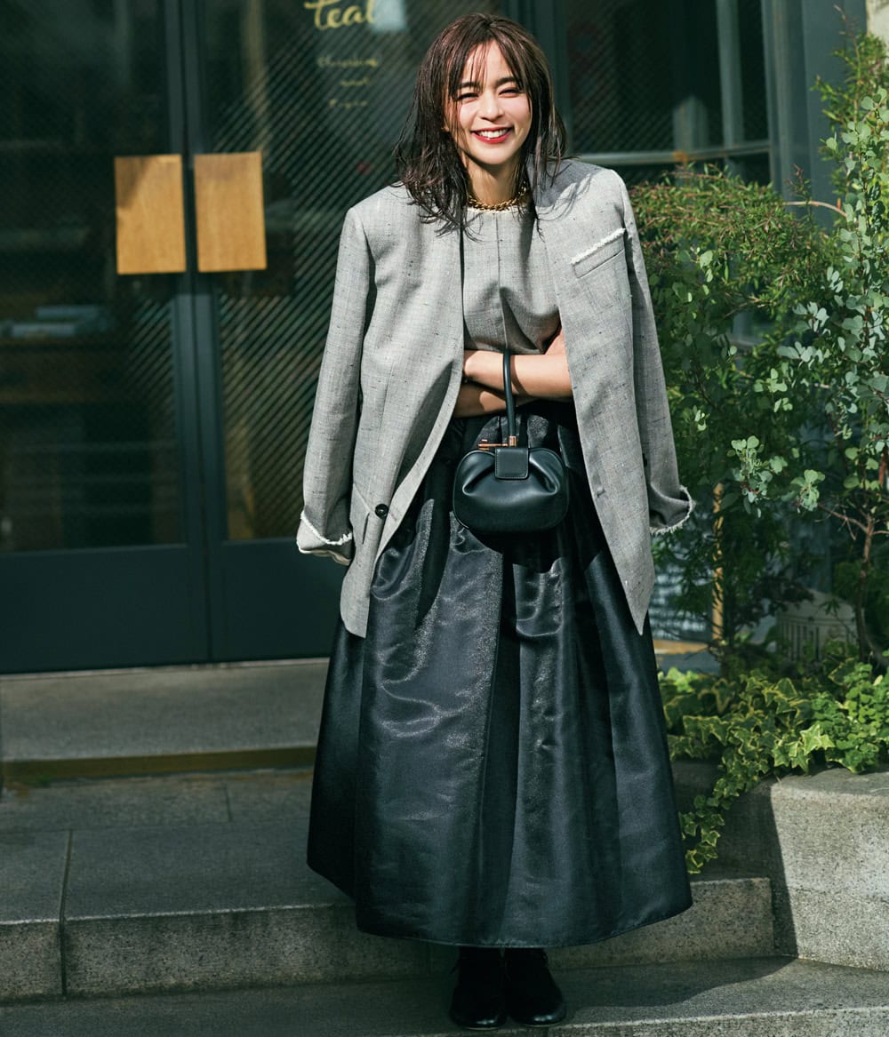 加藤ローサ　黒スカート　ジャケット　コーデ