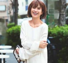 “一見シンプルなのに実は…”な「背中魅せ」がカギ！人気占い師発【2026年の開運コーデ】