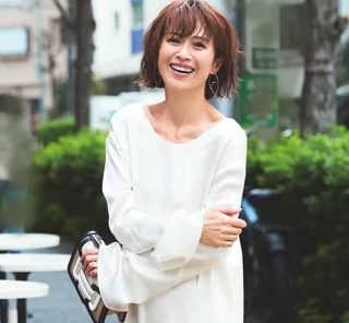 “一見シンプルなのに実は…”な「背中魅せ」がカギ！人気占い師発【2026年の開運コーデ】