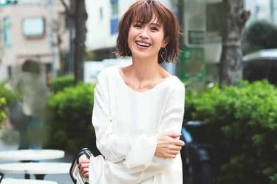 “一見シンプルなのに実は…”な「背中魅せ」がカギ！人気占い師発【2026年の開運コーデ】