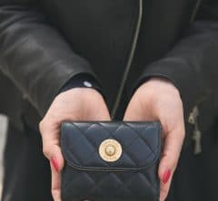 【最強開運日に新調すべきはお財布!】オシャレ40代がリアルに使ってるミニ財布<スナップ6選>